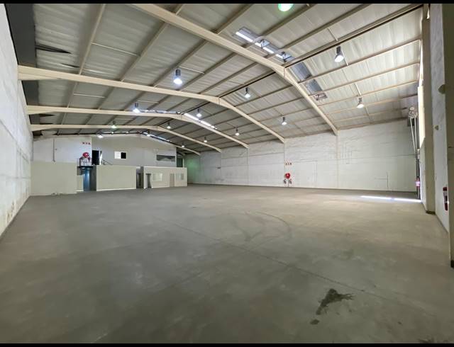 1,318M² WAREHOUSE TO LET IN HALFWAY HOUSE